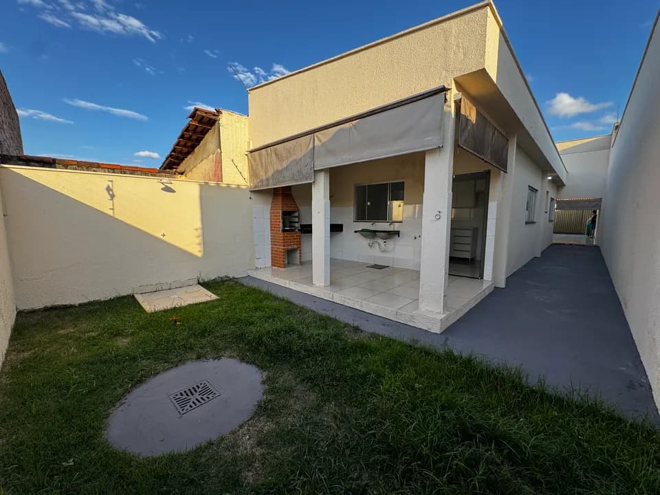 Casa 2Q com suíte e bom espaço externo e corredor lateral